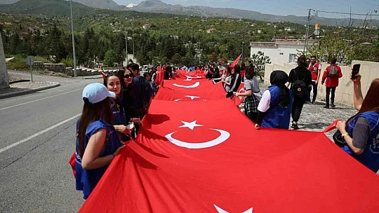 Gençler, 100 metrelik dev Türk Bayrağıyla gövde gösterisi yaptı