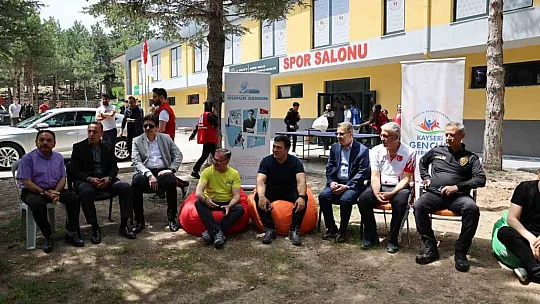 Gençler, 100 metrelik dev Türk Bayrağıyla gövde gösterisi yaptı