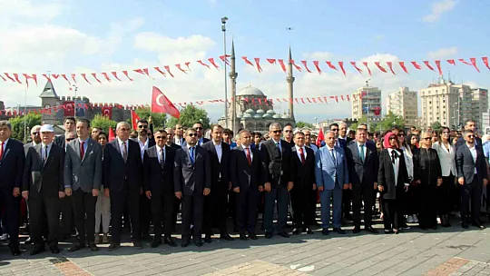 Kutlamaların adresi Cumhuriyet Meydanı...