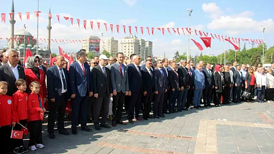 Kutlamaların adresi Cumhuriyet Meydanı...