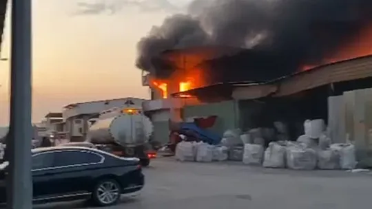Geri dönüşüm fabrikasında yangın çıktı