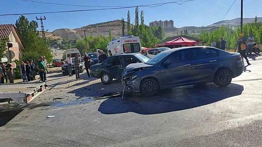 Gürün'de otomobiller çarpıştı: 4 yaralı