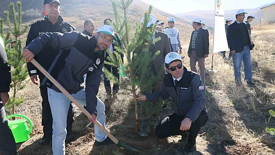 100. Yıl Cumhuriyet Ormanı'nda fidanlar toprakla buluşturuldu