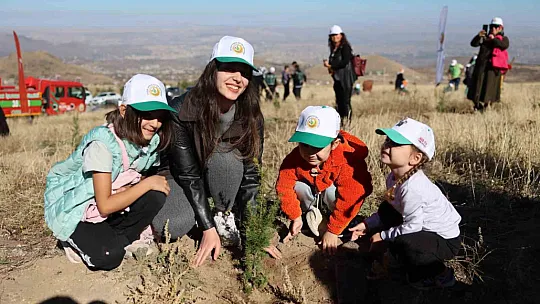 100. Yıl Cumhuriyet Ormanı'nda fidanlar toprakla buluşturuldu