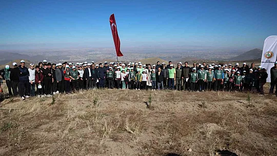100. Yıl Cumhuriyet Ormanı'nda fidanlar toprakla buluşturuldu