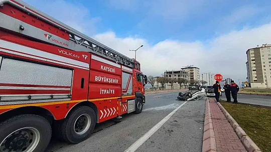 Hafif ticari araç ile çarpışan otomobil takla attı: 1 yaralı