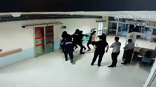 Hasta yakını polis memuru, önce güvenlik görevlilerine sonra meslektaşlarına saldırdı