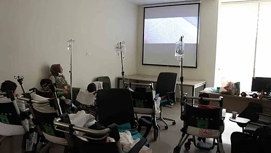 Hastane odasını sinema salonuna çevirdiler