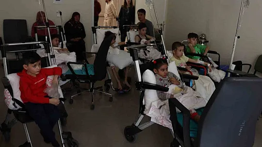 Hastane odasını sinema salonuna çevirdiler