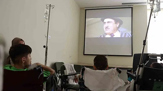 Hastane odasını sinema salonuna çevirdiler