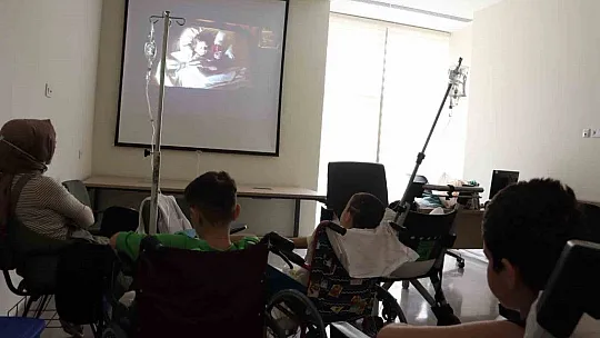 Hastane odasını sinema salonuna çevirdiler