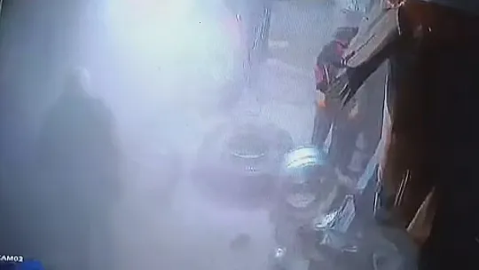 Kamyon lastiği bomba gibi patladı