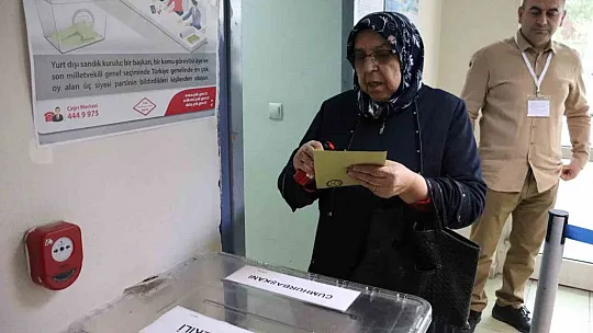 Havaalanında sandıklar doluyor