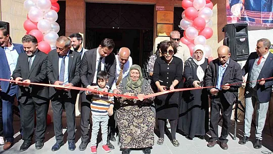 Hayırsever İş Kadını Tomarza'ya Kütüphane açtı!