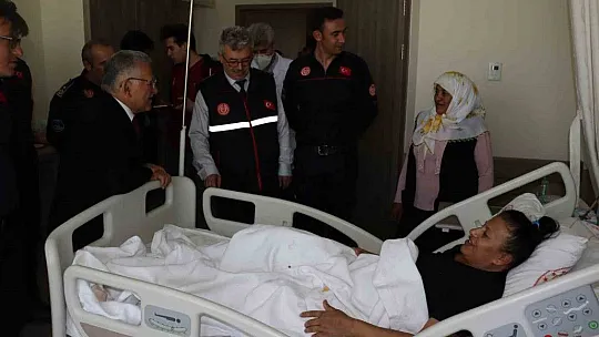Hem enkaz altında hem de hastanede yalnız bırakmadılar