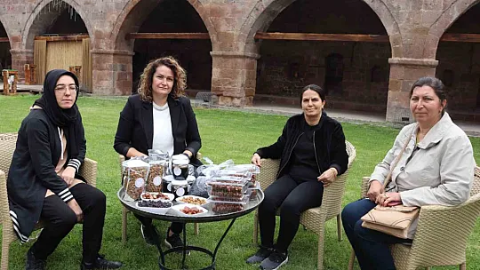 Hem tanıtıyorlar hem para kazanıyorlar