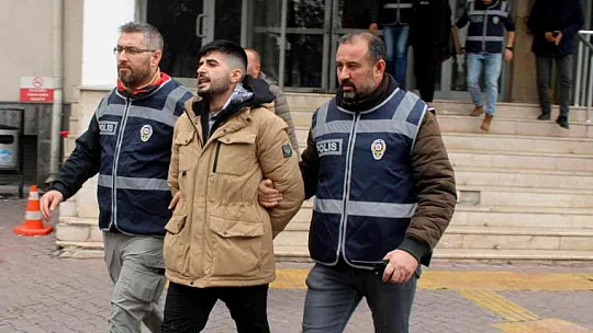 Biri bazanın altından diğeri halının arkasından çıktı!