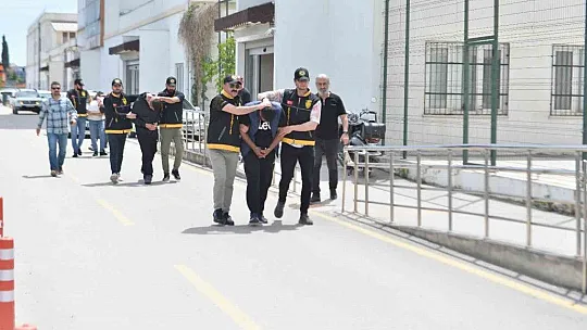Husumetliler çatıştı, olayla alakası olmayan koca öldü, karısı yaralandı: 4 tutuklama