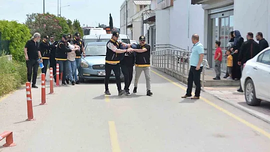 Husumetliler çatıştı, olayla alakası olmayan koca öldü, karısı yaralandı: 4 tutuklama