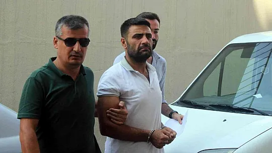 Ünlü sanatçı Metin Işık ve oğlu adliyede