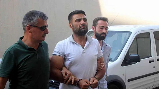 Ünlü sanatçı Metin Işık ve oğlu adliyede