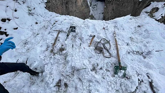 İzinsiz kazı yapan 4 kişiye gözaltı: plastik boru içerisinde patlayıcı ele geçirildi