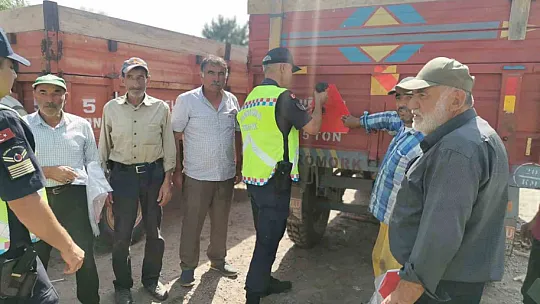 Jandarma önce bilgilendirdi sonra reflektör dağıttı