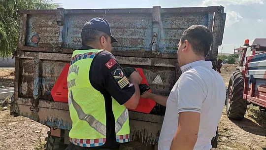 Jandarma önce bilgilendirdi sonra reflektör dağıttı