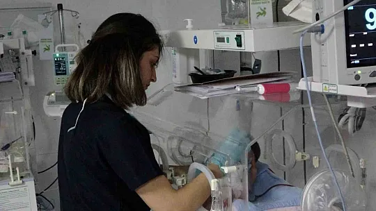 Kaçmak yerine yeni doğan bebekleri korudular