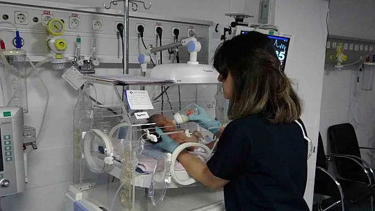 Kaçmak yerine yeni doğan bebekleri korudular
