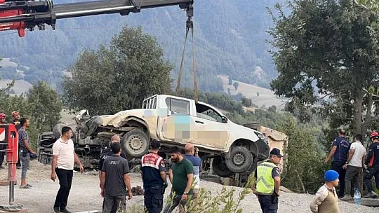 Kahramanmaraş'ta cenazeye dalan kamyon alandan kaldırıldı