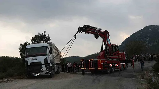 Kahramanmaraş'ta cenazeye dalan kamyon alandan kaldırıldı