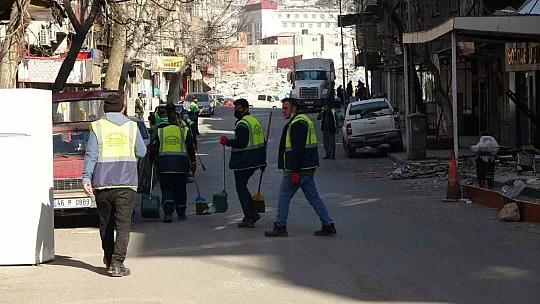 Enkazlardan sonra sokaklar da temizleniyor