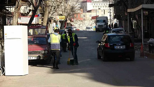 Enkazlardan sonra sokaklar da temizleniyor