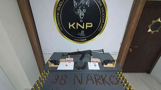 Kalaşnikof için evine özel bölme yaptı