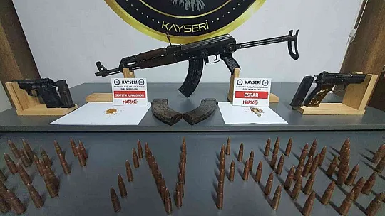 Kalaşnikof için evine özel bölme yaptı