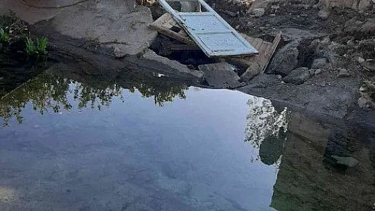 Kanal borusu patladı, evleri su bastı