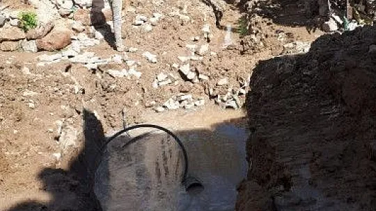 Kanal borusu patladı, evleri su bastı