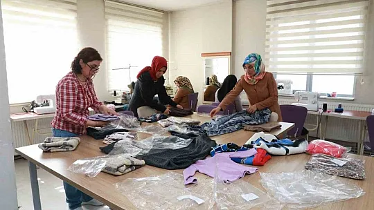 Depremzedelere çocuk ve yetişkin kıyafetleri dikiyorlar