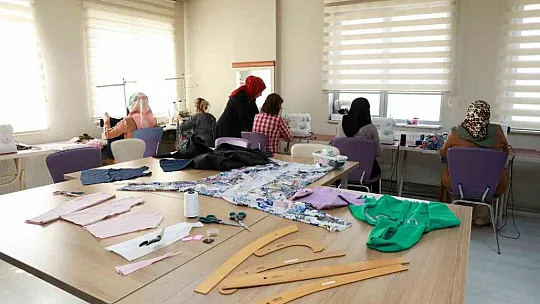 Depremzedelere çocuk ve yetişkin kıyafetleri dikiyorlar