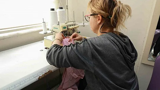 Depremzedelere çocuk ve yetişkin kıyafetleri dikiyorlar