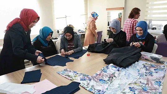 Depremzedelere çocuk ve yetişkin kıyafetleri dikiyorlar