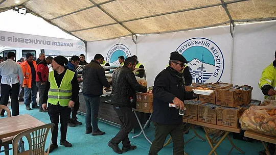 Konteyner Kentte sıcak yemek dağıtıyor