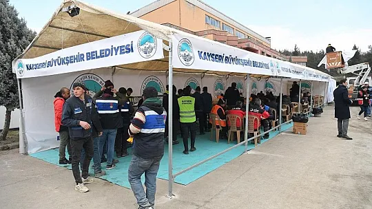 Konteyner Kentte sıcak yemek dağıtıyor