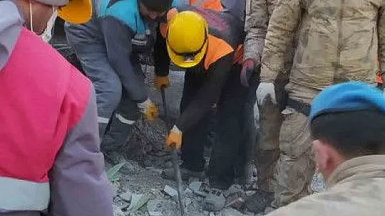 Büyükşehir, deprem bölgesi Osmaniye'de de yaraları sarıyor