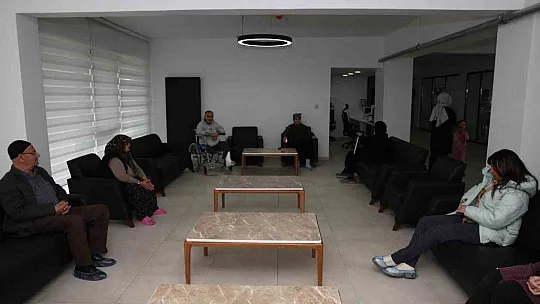 Tedavi gören depremzede yakınlarını misafirhanede ağırlanıyor
