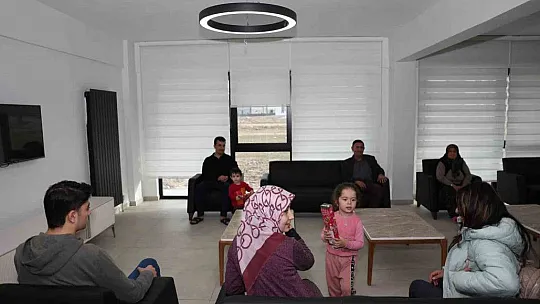Tedavi gören depremzede yakınlarını misafirhanede ağırlanıyor