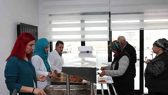Tedavi gören depremzede yakınlarını misafirhanede ağırlanıyor