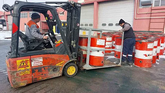 Varilleri sobaya dönüştürüp, depremzedelere gönderdi