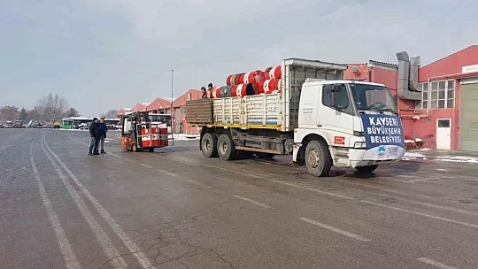 Varilleri sobaya dönüştürüp, depremzedelere gönderdi